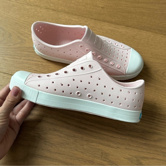 Native Jefferson Lightweight Shoes - Size J3 - Milk Pink & White - Like New - Picture 7 of 10